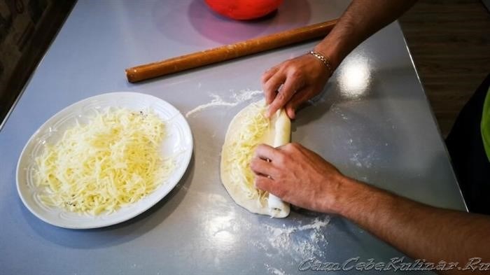 Хачапури по-аджарски – восхитительная сырная вкусность для всей семьи.