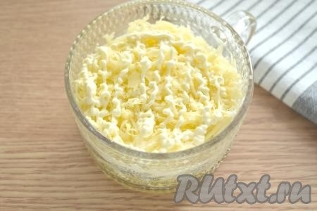 Очень вкусный салат «Мимоза» с сайрой, сыром и сливочным маслом