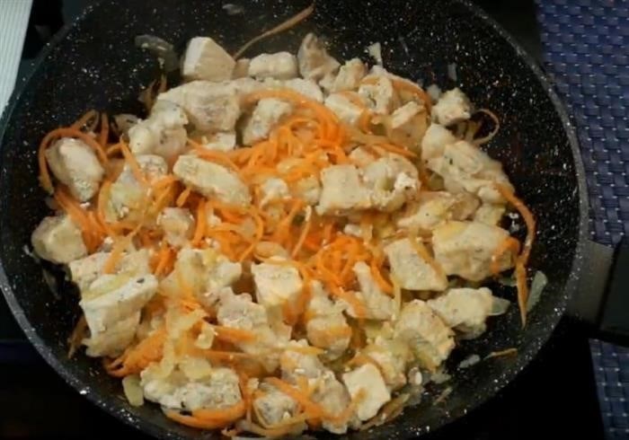 Рецепт свинины, тушенной кусочками на сковороде с луком и морковью